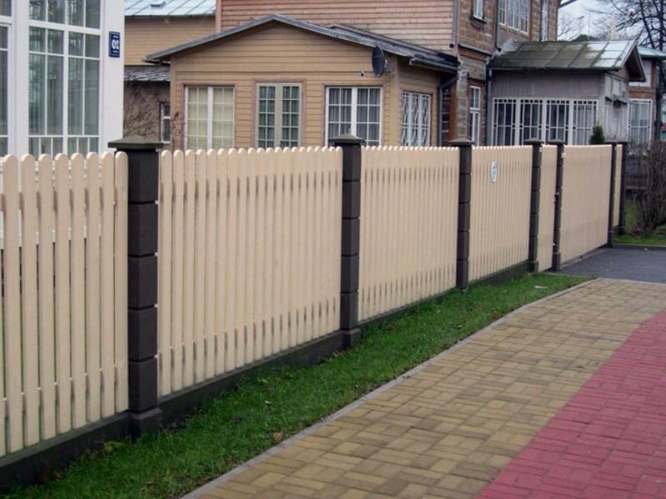 Сколько стоит забор без материала. Красивые заборы для дачи. Забор на дачном участке. Деревянные заборы и ограждения. Красивый недорогой забор.