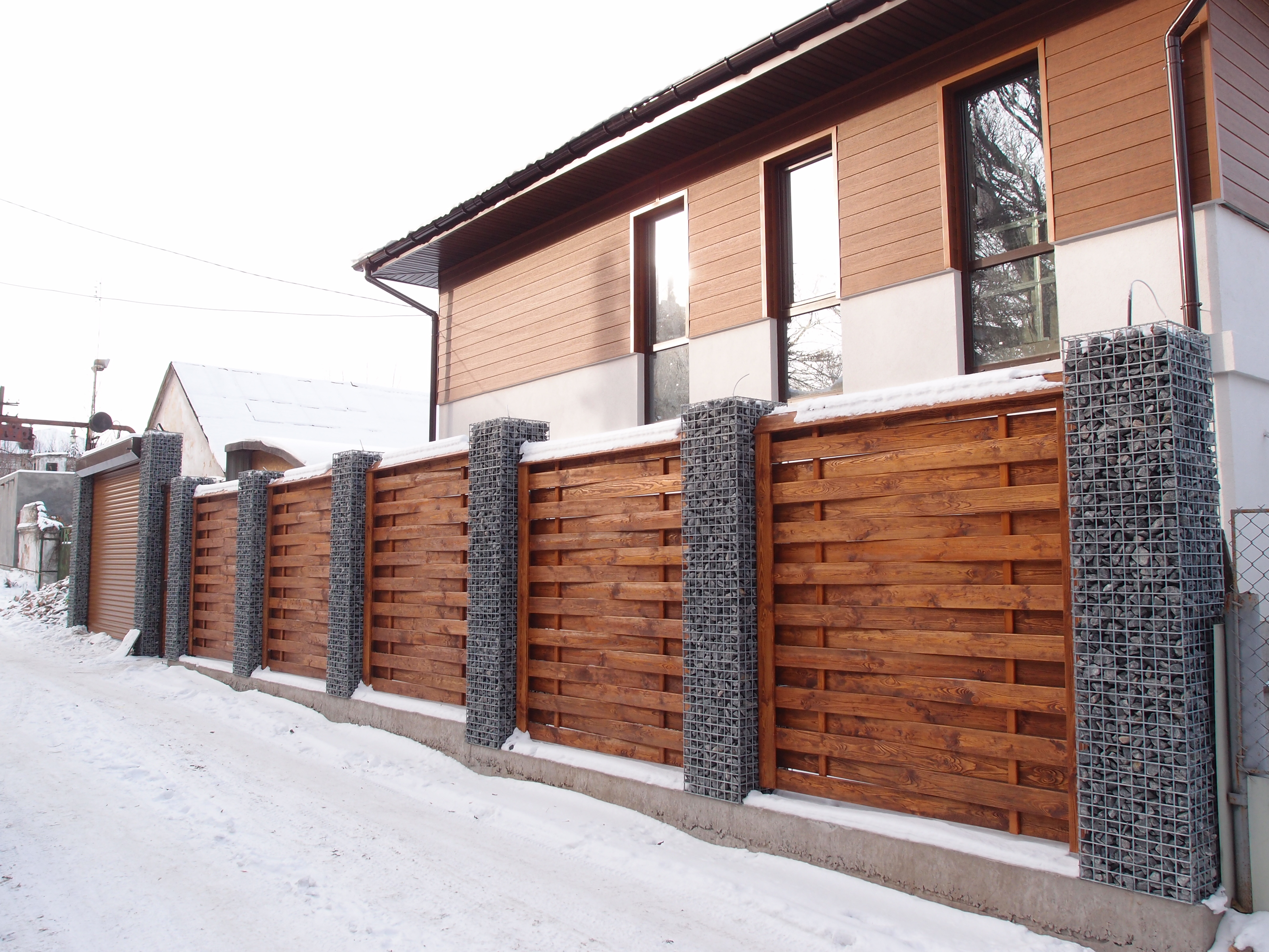 Какие недорогие заборы. Деревянный забор. Красивый забор. Красивый деревянный забор. Заборы для частного дома.